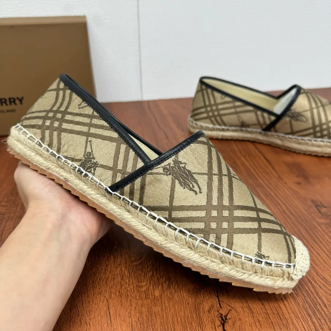 Batch 600 Burberry/Burberry new summer men's embroidered straw fisherman shoes, cool slip-on straw shoes! Encounter British fashion with Burberry espadrilles, a perfect blend of classic and fashionable. The unique printing on the upper is a manifestation of the brand's style. Every color and every pattern tells the story of England. Straw soles bring a natural texture, comfortable and chic. Whether you are strolling in the city streets or heading to the beach for vacation, it can add elegance and charm to you, easily become the center of attention, and start your own fashion journey. Classic knitted canvas upper, with thin calfskin lining suitable for summer, straw lining, genuine leather patch at the bottom of the heel, hemming technology, and Mark stitching details! Anti-slip rubber bottom layer, integrated injection molding of large LOGO letters and badges, multiple colors and styles to choose from, complete package! Size: 39-40-41-42-43-44 Normal size Item number: 2025-5 War Horse Brown